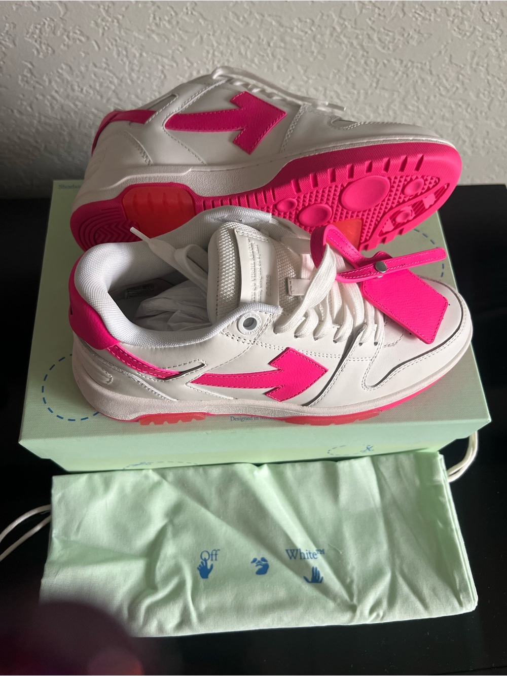 Off-White White & Hot Pink Arrow Low-Top Sneakers